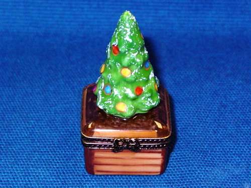 SMALL CHRISTMAS TREE ON BROWN BASE